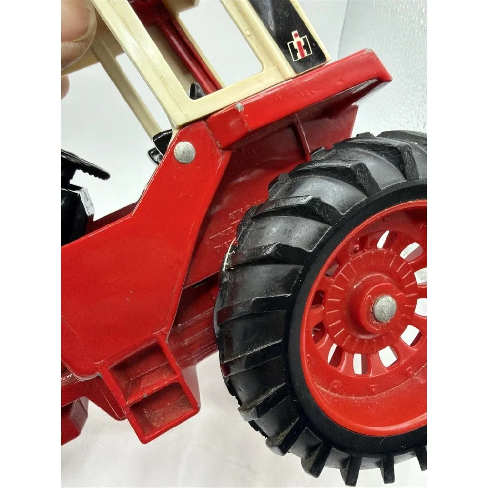 Vintage 1/16 Ertl International harvester 1586‎ diecast w/frontend tractor.